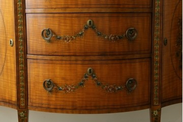 中古　美品　希少モデル　DREXEL HERITAGE(ドレクセルヘリテイジ)　Nine Elms(ナイン エルムス)　可憐な装飾が魅力的なサイドボード　(R-076013)