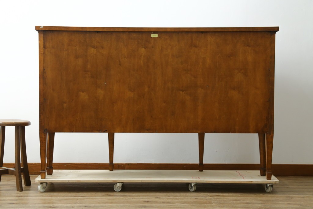中古　美品　希少モデル　DREXEL HERITAGE(ドレクセルヘリテイジ)　Nine Elms(ナイン エルムス)　可憐な装飾が魅力的なサイドボード　(R-076013)