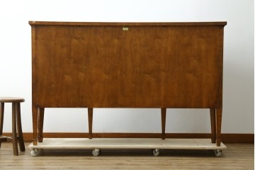 中古　美品　希少モデル　DREXEL HERITAGE(ドレクセルヘリテイジ)　Nine Elms(ナイン エルムス)　可憐な装飾が魅力的なサイドボード　(R-076013)
