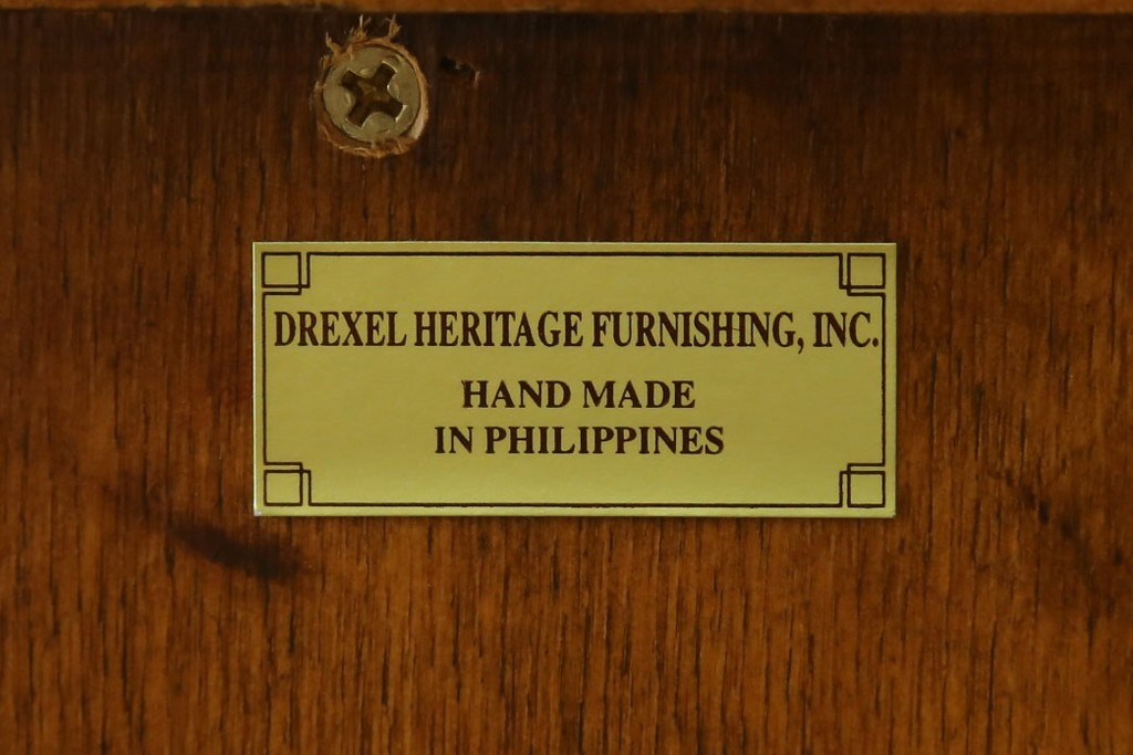 中古　美品　希少モデル　DREXEL HERITAGE(ドレクセルヘリテイジ)　Nine Elms(ナイン エルムス)　可憐な装飾が魅力的なサイドボード　(R-076013)