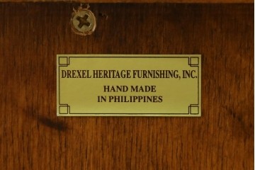中古　美品　希少モデル　DREXEL HERITAGE(ドレクセルヘリテイジ)　Nine Elms(ナイン エルムス)　可憐な装飾が魅力的なサイドボード　(R-076013)