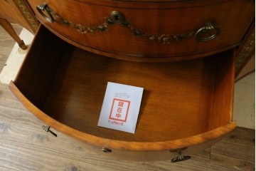 中古　美品　希少モデル　DREXEL HERITAGE(ドレクセルヘリテイジ)　Nine Elms(ナイン エルムス)　可憐な装飾が魅力的なサイドボード　(R-076013)