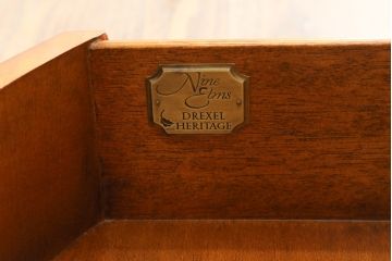 中古　美品　希少モデル　DREXEL HERITAGE(ドレクセルヘリテイジ)　Nine Elms(ナイン エルムス)　上品な佇まいが魅力的なサイドボード(サイドキャビネット、収納棚、戸棚、引き出し)(R-076013)