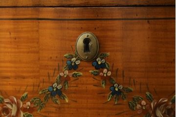中古　美品　希少モデル　DREXEL HERITAGE(ドレクセルヘリテイジ)　Nine Elms(ナイン エルムス)　上品な佇まいが魅力的なサイドボード(サイドキャビネット、収納棚、戸棚、引き出し)(R-076013)