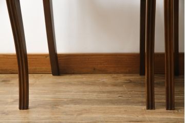 中古　スペイン製　バロッサバレンティ(VARO,S.A. VALENTI)　緩やかな曲線を描くデザインが美しいダイニングチェア2脚セット(椅子、イス)(定価2脚で約30万円)(R-076018)