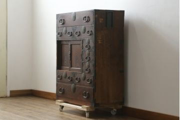 和製アンティーク　前面欅(ケヤキ)材　使い込まれた風合いが味わい深い丸金具付きの帳場箪笥(時代箪笥、和タンス、収納たんす、整理箪笥、引き出し)(R-076021)