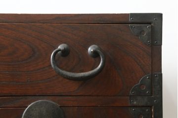 和製アンティーク　前面欅(ケヤキ)材　使い込まれた風合いが味わい深い丸金具付きの帳場箪笥(時代箪笥、和タンス、収納たんす、整理箪笥、引き出し)(R-076021)