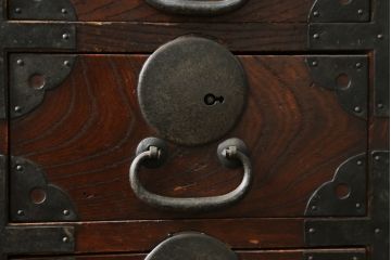 和製アンティーク　前面欅(ケヤキ)材　使い込まれた風合いが味わい深い丸金具付きの帳場箪笥(時代箪笥、和タンス、収納たんす、整理箪笥、引き出し)(R-076021)