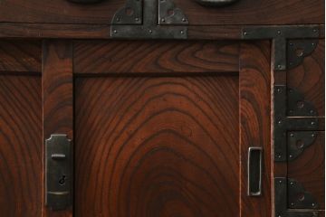 和製アンティーク　前面欅(ケヤキ)材　使い込まれた風合いが味わい深い丸金具付きの帳場箪笥(時代箪笥、和タンス、収納たんす、整理箪笥、引き出し)(R-076021)