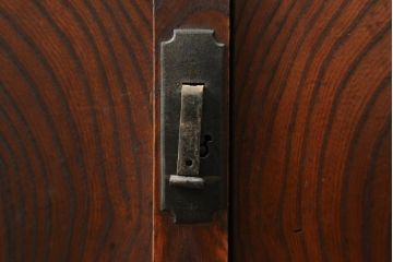 和製アンティーク　前面欅(ケヤキ)材　使い込まれた風合いが味わい深い丸金具付きの帳場箪笥(時代箪笥、和タンス、収納たんす、整理箪笥、引き出し)(R-076021)