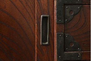 和製アンティーク　前面欅(ケヤキ)材　使い込まれた風合いが味わい深い丸金具付きの帳場箪笥(時代箪笥、和タンス、収納たんす、整理箪笥、引き出し)(R-076021)