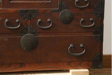 和製アンティーク　前面欅(ケヤキ)材　使い込まれた風合いが味わい深い丸金具付きの帳場箪笥(時代箪笥、和タンス、収納たんす、整理箪笥、引き出し)(R-076021)
