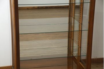 中古　イタリア製　Mobili Signoretto(モビリ シグノレット)　堂々とし佇まいが魅力的なガラスケース(キュリオケース、キャビネット、飾り棚、収納棚)(R-076022)