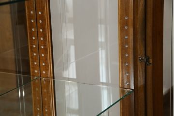 中古　イタリア製　Mobili Signoretto(モビリ シグノレット)　堂々とし佇まいが魅力的なガラスケース(キュリオケース、キャビネット、飾り棚、収納棚)(R-076022)