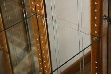 中古　イタリア製　Mobili Signoretto(モビリ シグノレット)　堂々とし佇まいが魅力的なガラスケース(キュリオケース、キャビネット、飾り棚、収納棚)(R-076022)