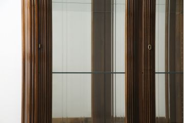 中古　イタリア製　Mobili Signoretto(モビリ シグノレット)　堂々とし佇まいが魅力的なガラスケース(キュリオケース、キャビネット、飾り棚、収納棚)(R-076022)