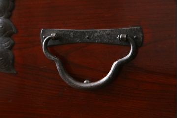 和製アンティーク　前面欅(ケヤキ)材　落ち着いた佇まいが魅力的な二段重ね仙台箪笥(収納箪笥、衣装箪笥、時代箪笥、引き出し)(R-076023)