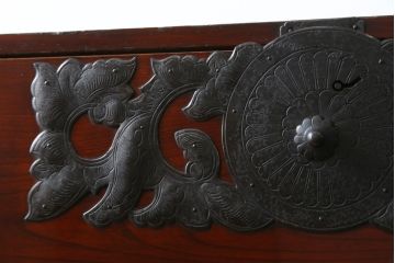 和製アンティーク　前面欅(ケヤキ)材　落ち着いた佇まいが魅力的な二段重ね仙台箪笥(収納箪笥、衣装箪笥、時代箪笥、引き出し)(R-076023)