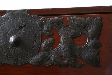 和製アンティーク　前面欅(ケヤキ)材　落ち着いた佇まいが魅力的な二段重ね仙台箪笥(収納箪笥、衣装箪笥、時代箪笥、引き出し)(R-076023)