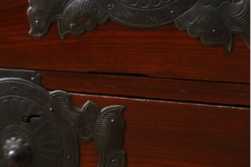 和製アンティーク　前面欅(ケヤキ)材　落ち着いた佇まいが魅力的な二段重ね仙台箪笥(収納箪笥、衣装箪笥、時代箪笥、引き出し)(R-076023)