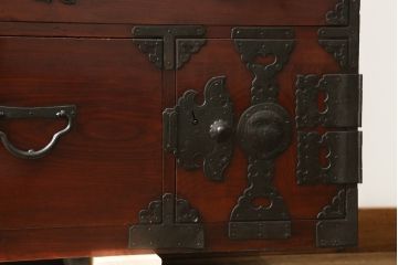 和製アンティーク　前面欅(ケヤキ)材　落ち着いた佇まいが魅力的な仙台箪笥ローボード(収納箪笥、衣装箪笥、時代箪笥、引き出し、ローチェスト、テレビ台、テレビボード)(R-076025)