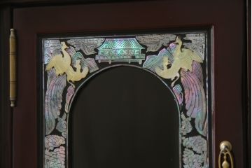 中古　韓国民芸家具　繊細な螺鈿(ラデン)細工が美しい飾り棚(収納棚、戸棚、店舗什器)(R-076027)