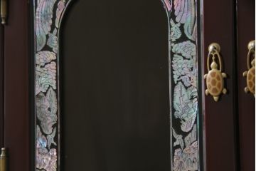 中古　韓国民芸家具　繊細な螺鈿(ラデン)細工が美しい飾り棚(収納棚、戸棚、店舗什器)(R-076027)