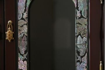 中古　韓国民芸家具　繊細な螺鈿(ラデン)細工が美しい飾り棚(収納棚、戸棚、店舗什器)(R-076027)
