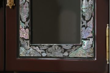 中古　韓国民芸家具　繊細な螺鈿(ラデン)細工が美しい飾り棚(収納棚、戸棚、店舗什器)(R-076027)