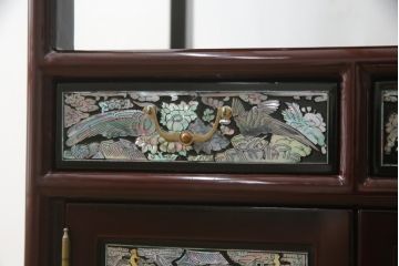中古　韓国民芸家具　繊細な螺鈿(ラデン)細工が美しい飾り棚(収納棚、戸棚、店舗什器)(R-076027)