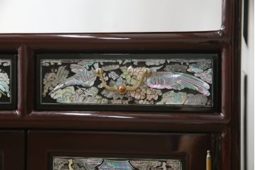 中古　韓国民芸家具　繊細な螺鈿(ラデン)細工が美しい飾り棚(収納棚、戸棚、店舗什器)(R-076027)