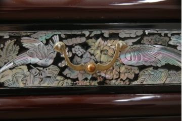 中古　韓国民芸家具　繊細な螺鈿(ラデン)細工が美しい飾り棚(収納棚、戸棚、店舗什器)(R-076027)
