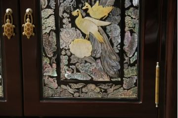 中古　韓国民芸家具　繊細な螺鈿(ラデン)細工が美しい飾り棚(収納棚、戸棚、店舗什器)(R-076027)