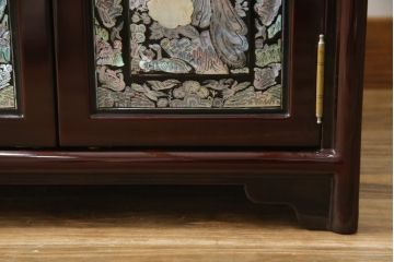 中古　韓国民芸家具　繊細な螺鈿(ラデン)細工が美しい飾り棚(収納棚、戸棚、店舗什器)(R-076027)