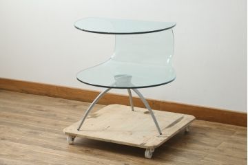 中古　モダンでユニークなデザインが目を惹くサイドテーブル(花台、飾り台)(R-076028)