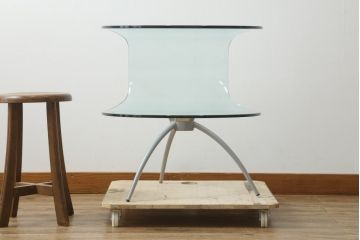 中古　モダンでユニークなデザインが目を惹くサイドテーブル(花台、飾り台)(R-076028)