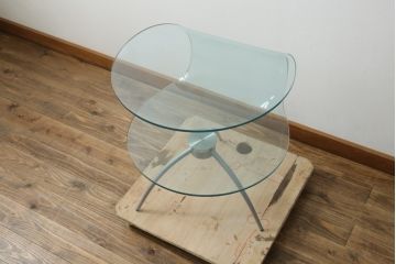 中古　モダンでユニークなデザインが目を惹くサイドテーブル(花台、飾り台)(R-076028)