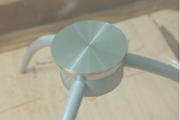 中古　モダンでユニークなデザインが目を惹くサイドテーブル(花台、飾り台)(R-076028)