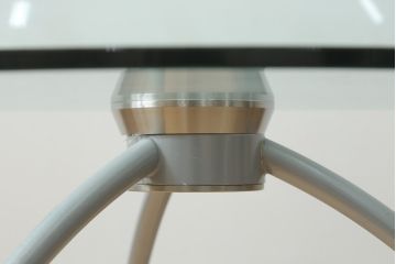 中古　モダンでユニークなデザインが目を惹くサイドテーブル(花台、飾り台)(R-076028)