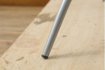 中古　モダンでユニークなデザインが目を惹くサイドテーブル(花台、飾り台)(R-076028)