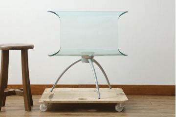中古　モダンでユニークなデザインが目を惹くサイドテーブル(花台、飾り台)(R-076028)