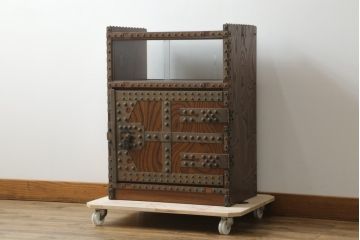 中古　国産　民芸城山　欅(ケヤキ)材　迫力ある金具のデザインが目を惹く収納棚(戸棚、電話台、花台、飾り台、サイドキャビネット)(R-076029)
