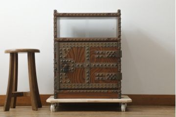中古　国産　民芸城山　欅(ケヤキ)材　迫力ある金具のデザインが目を惹く収納棚(戸棚、電話台、花台、飾り台、サイドキャビネット)(R-076029)