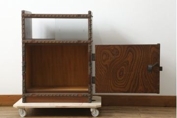中古　国産　民芸城山　欅(ケヤキ)材　迫力ある金具のデザインが目を惹く収納棚(戸棚、電話台、花台、飾り台、サイドキャビネット)(R-076029)