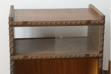 中古　国産　民芸城山　欅(ケヤキ)材　迫力ある金具のデザインが目を惹く収納棚(戸棚、電話台、花台、飾り台、サイドキャビネット)(R-076029)
