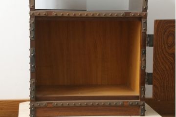 中古　国産　民芸城山　欅(ケヤキ)材　迫力ある金具のデザインが目を惹く収納棚(戸棚、電話台、花台、飾り台、サイドキャビネット)(R-076029)