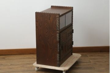中古　国産　民芸城山　欅(ケヤキ)材　迫力ある金具のデザインが目を惹く収納棚(戸棚、電話台、花台、飾り台、サイドキャビネット)(R-076029)