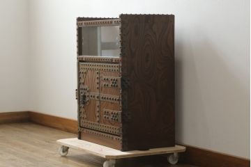 中古　国産　民芸城山　欅(ケヤキ)材　迫力ある金具のデザインが目を惹く収納棚(戸棚、電話台、花台、飾り台、サイドキャビネット)(R-076029)
