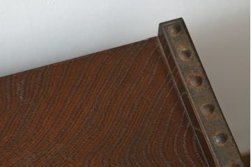 中古　国産　民芸城山　欅(ケヤキ)材　迫力ある金具のデザインが目を惹く収納棚(戸棚、電話台、花台、飾り台、サイドキャビネット)(R-076029)
