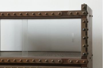 中古　国産　民芸城山　欅(ケヤキ)材　迫力ある金具のデザインが目を惹く収納棚(戸棚、電話台、花台、飾り台、サイドキャビネット)(R-076029)